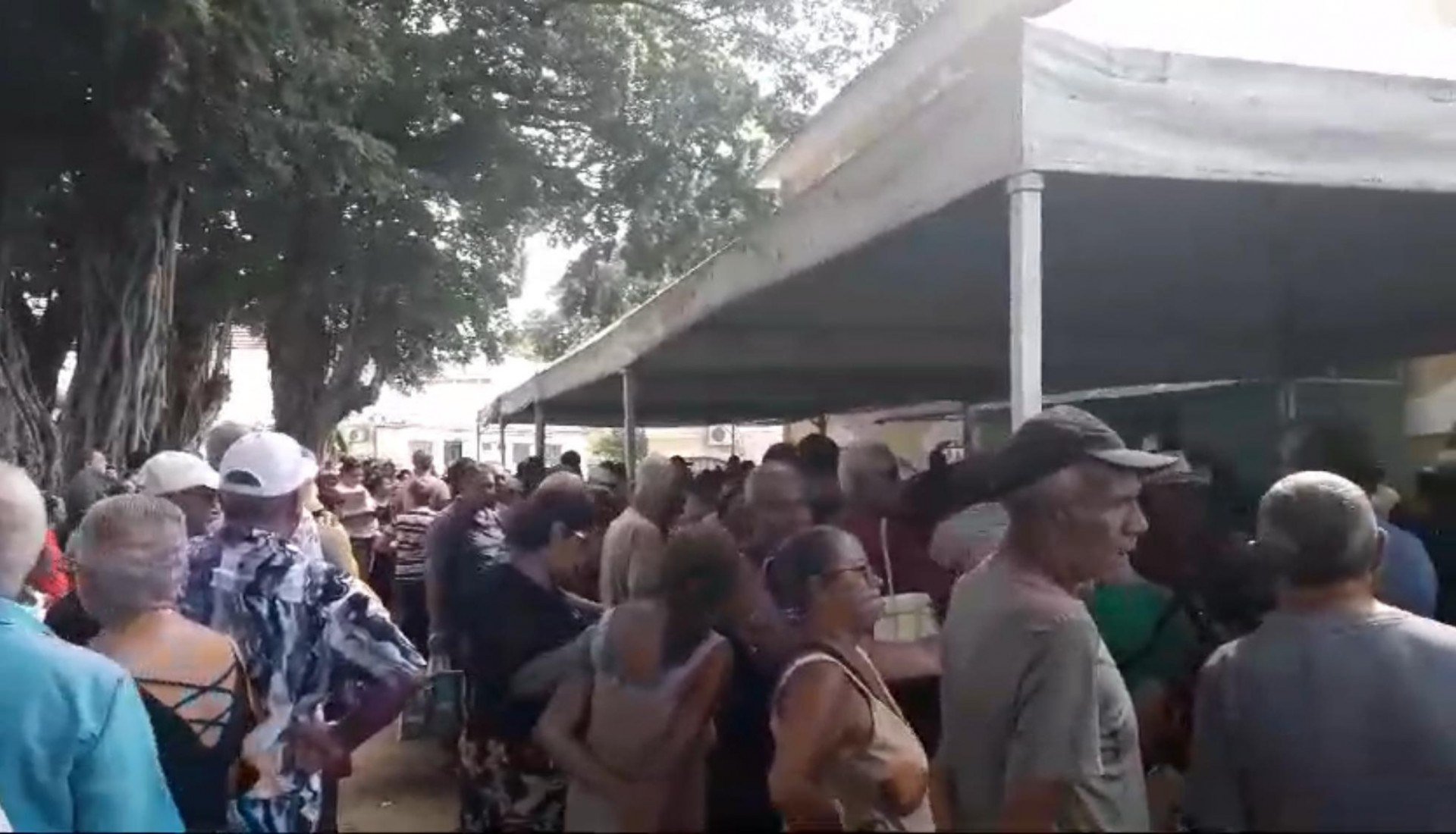 Superlotação gera caos para quem busca medicamentos na Farmácia do Estado nesta segunda-feira (10)