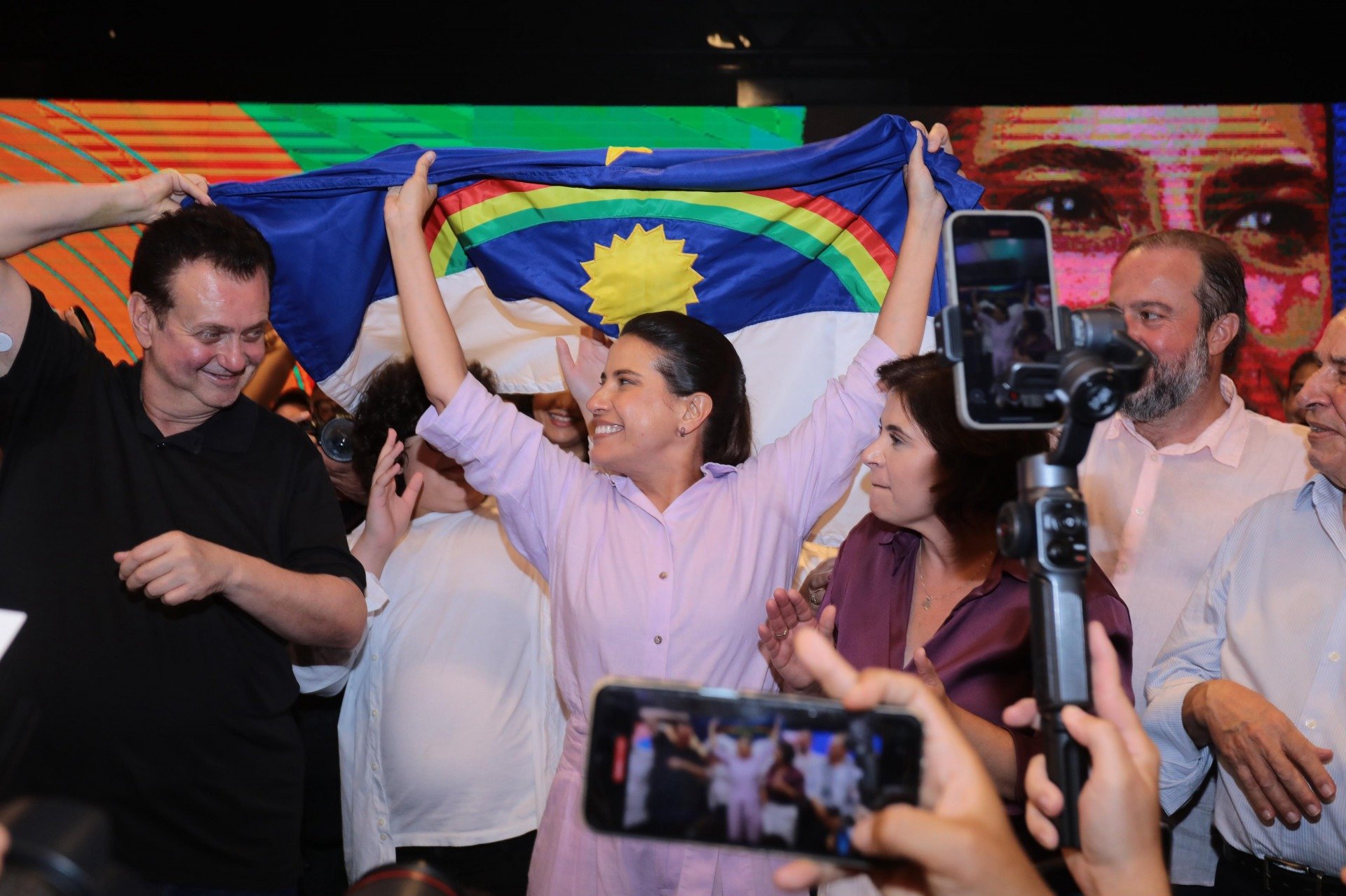 Raquel Lyra segura bandeira de Pernambuco ao lado de Gilberto Kassab, do filho Fernando e da vice-governadora Priscila Krause