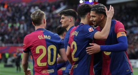 Jogadores do Barcelona celebrando gol na Champions League 2024/25