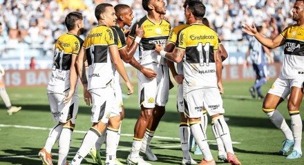 Jogadores do Criciúma comemorando gol na temporada 2025