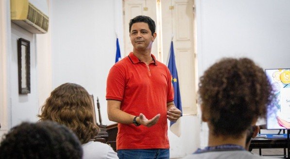 Imagem de professor e estudantes em sala de aula