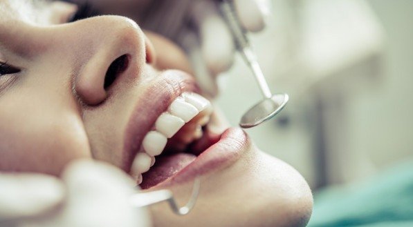 A falta de dentes causa uma série de problemas, que vão desde a dificuldade de se alimentar até afetar a autoestima