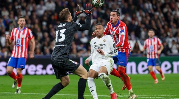 Real Madrid x Atlético de Madrid: Mbappé disputa bola com Oblak e Giménez