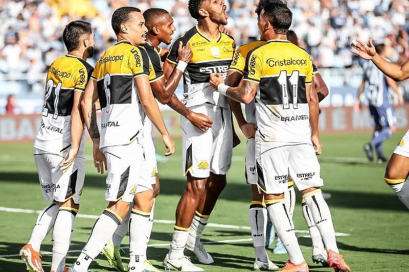 Jogadores do Criciúma comemorando gol na temporada 2025