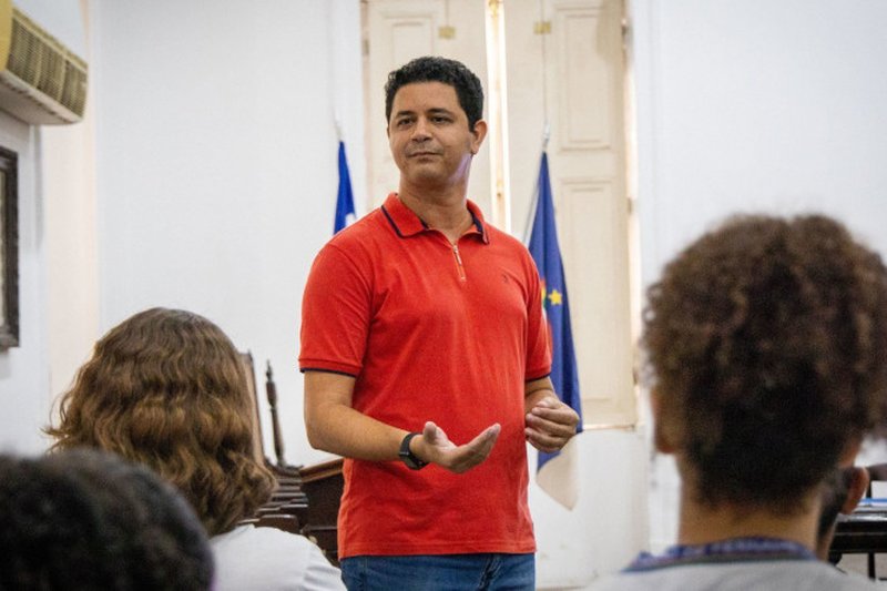 Imagem de professor e estudantes em sala de aula