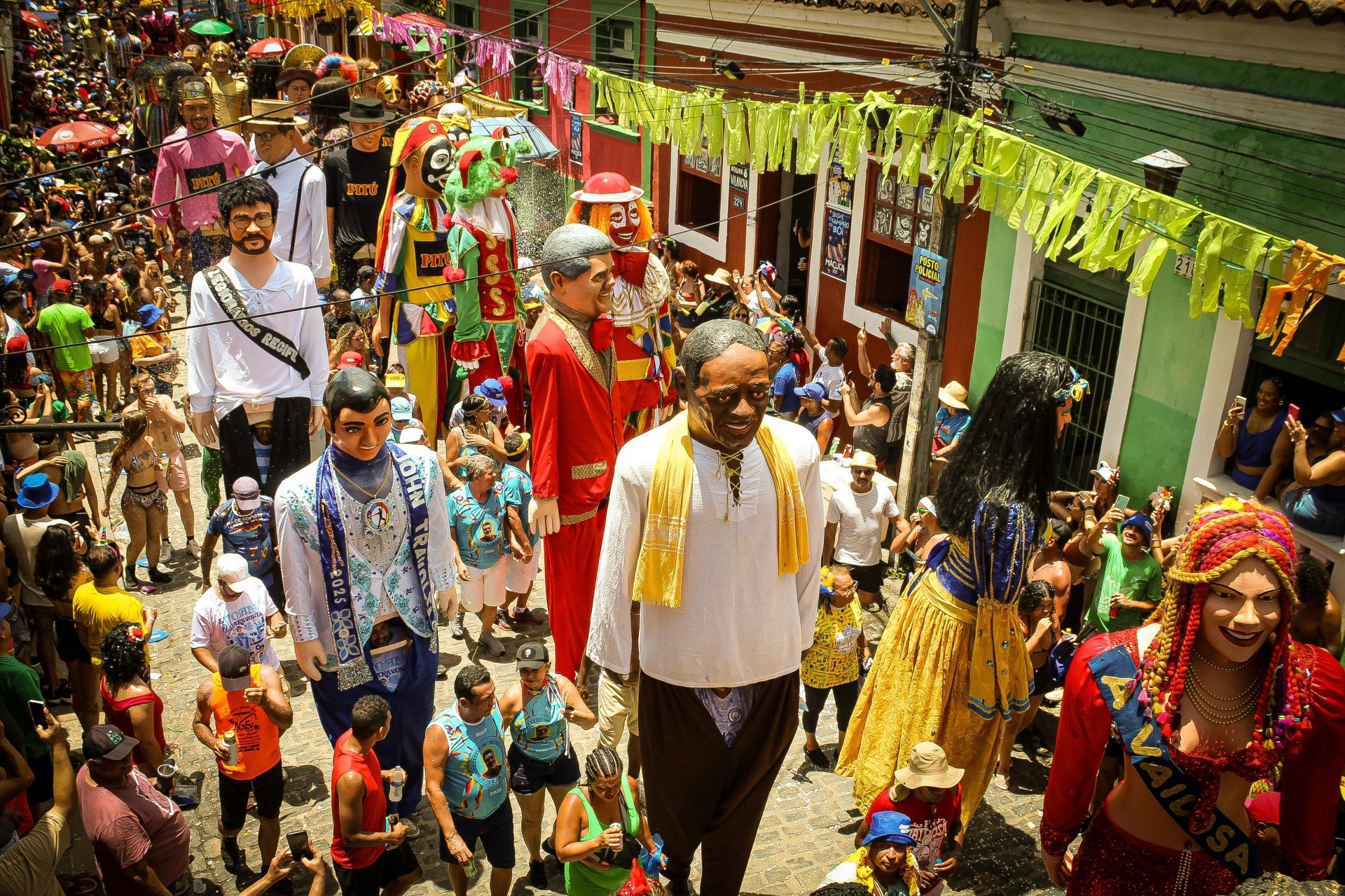 O Carnaval de Pernambuco, especialmente nas cidades do Recife e Olinda, &eacute; conhecido pela grande movimenta&ccedil;&atilde;o tur&iacute;stica e econ&ocirc;mica