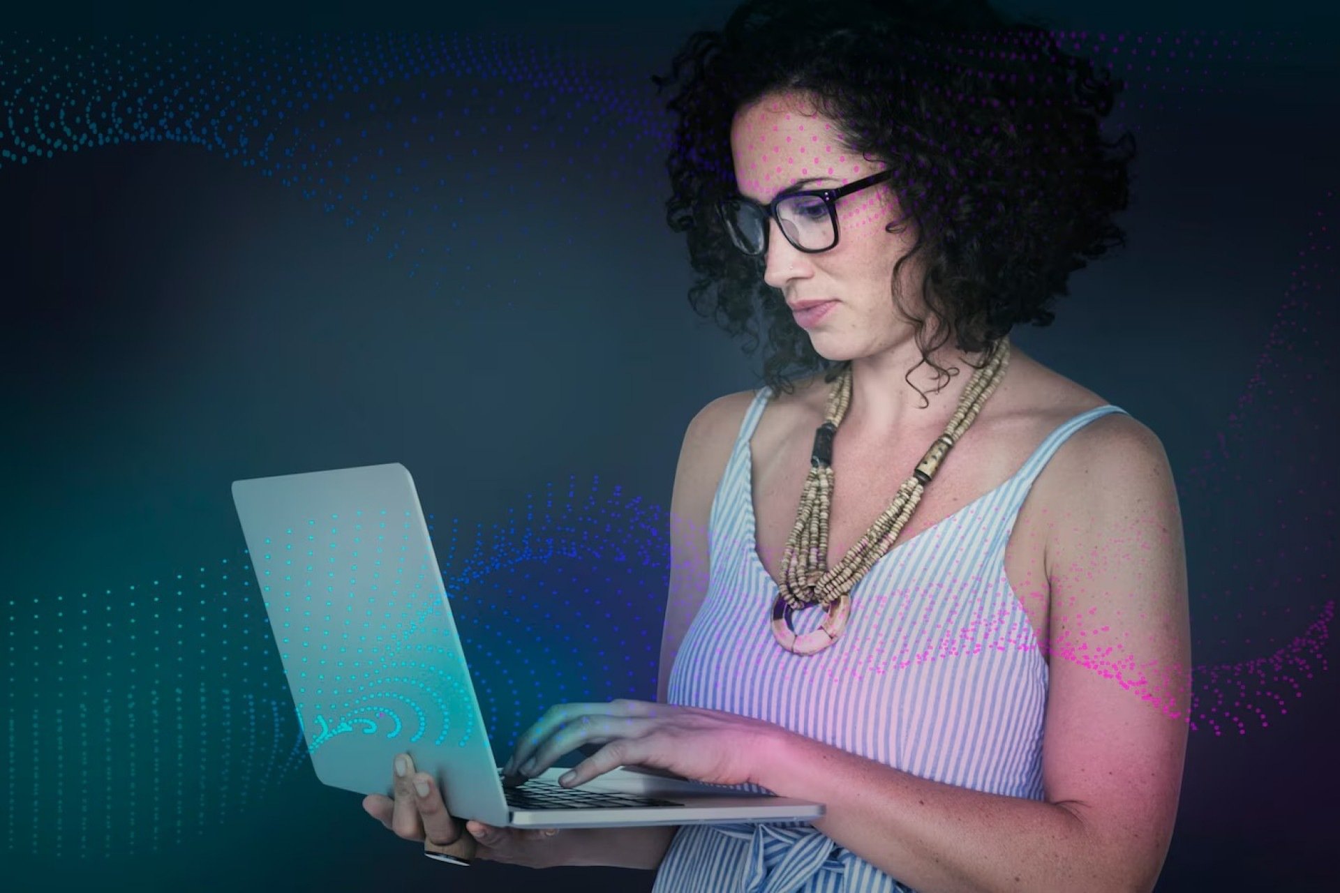 Imagem ilustrativa de mulher utilizando computador