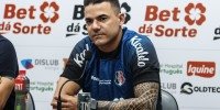 Goleiro Felipe Alves sendo apresentado oficialmente pelo Santa Cruz