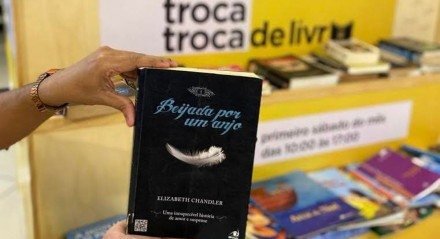 Imagem de um livro na feira do troca