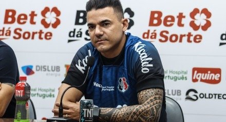 Goleiro Felipe Alves sendo apresentado oficialmente pelo Santa Cruz