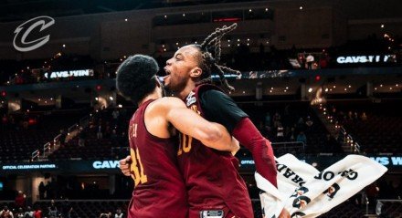 Rodada de apenas quatro jogos da NBA na noite dessa terça-feira (11). Com direito a mais uma vitória do líder Cavaliers e jogos disputados na parte de cima da tabela. O líder da Conferência Leste, Cleveland Cavaliers, venceu mais uma partida na liga e chegou à marca de&#160;15 vitórias consecutivas, no triunfo sobre a equipe [&#8230;]