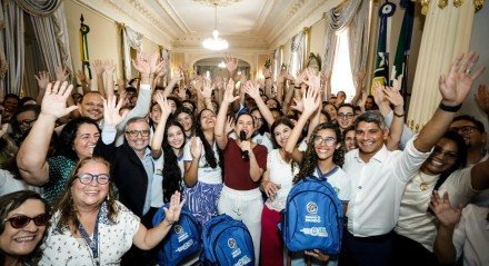 Governadora Raquel Lyra entregou kits de viagem para 200 estudantes selecionados pelo programa Ganhe o Mundo, que embarcam para o Chile na próxima semana