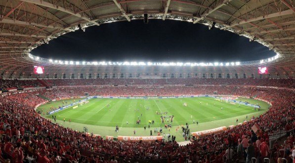 Imagem do estádio Beira-Rio com torcedores do Internacional.