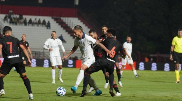 Lance do jogo entre Atlético-GO x Retrô pela segunda fase da Copa do Brasil