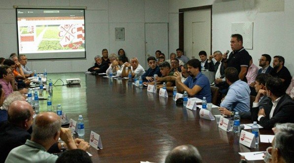 Imagem da reunião do Conselho Deliberativo do Náutico de apresentação da proposta da SAF