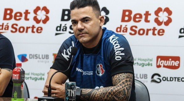 Goleiro Felipe Alves sendo apresentado oficialmente pelo Santa Cruz