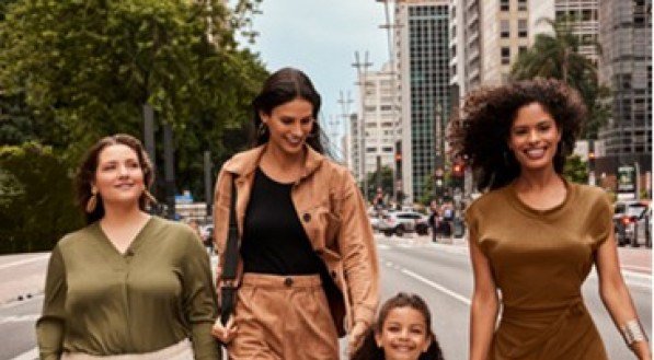 Imagem mostra três mulheres e uma criança usando a moda outono-inverno 2025