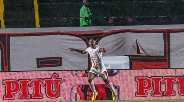 Marcos Ytalo em comemoração de gol pelo Náutico sobre o Vitória na Copa do Brasil