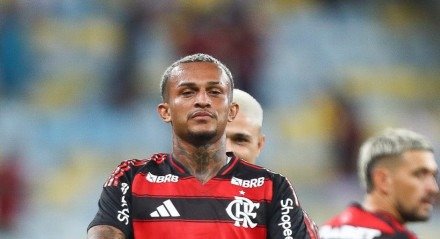 Wesley acertou um belo chute pela direita, que contou com falha de Fábio para abrir o placar.