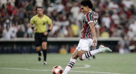 Lateral sentiu dores no fim da partida de ida da final e foi substituído. Diagnóstico inicial aponta lesão no músculo anterior da coxa direita