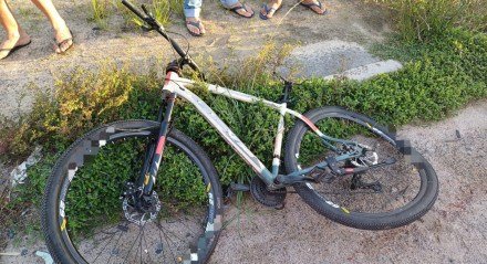 Imagem da bicicleta do ciclista que foi atropelado no km 5 da BR 232, no Curado.
