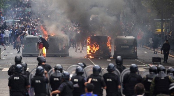 A polícia de choque entra em confronto com manifestantes durante um protesto de aposentados em Buenos Aires