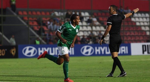 Jogadores do Palmeiras sub-20 comemoram gol