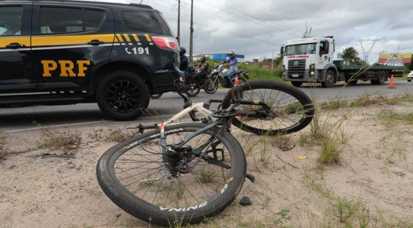 Morte no trânsito: ciclista é atropelado e morto na BR-232, no Recife. É a sétima morte da capital em seis meses