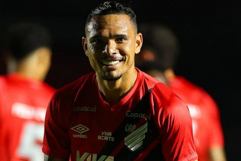Luiz Fernando, atacante, celebra gol do Athletico na temporada