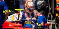 Rafael Câmara, piloto da F3, saindo do carro da Trident