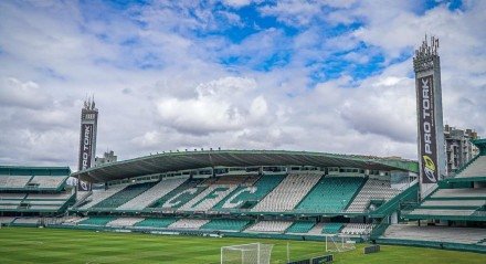 Os clubes se enfrentam neste domingo (16), às 18h, no Couto Pereira. Neymar estará presente no evento, mas não é garantido que entre em campo.