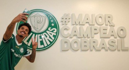 O mais novo atleta da SE Palmeiras, Lucas Evangelista, na Academia de Futebol. (Foto: Cesar Greco/Palmeiras/by Canon)