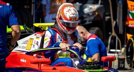 Rafael Câmara, piloto da F3, saindo do carro da Trident