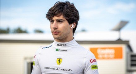 Rafael Câmara após sair do carro da Trident na Fórmula 3