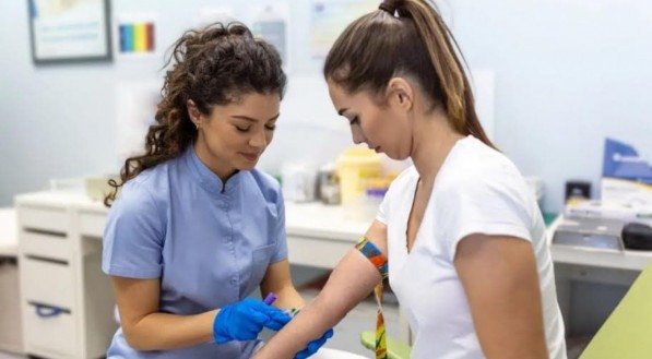 Imagem de uma enfermeira fazendo exames em uma mulher