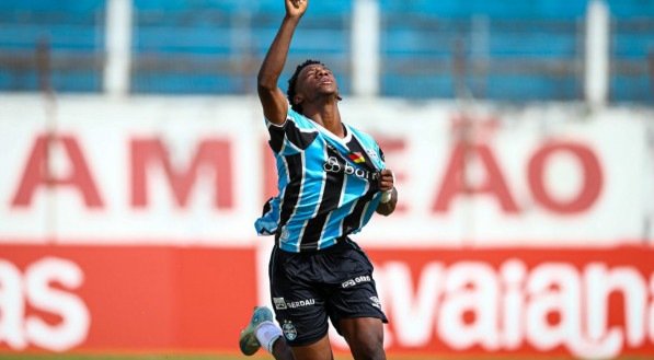 O jogador treinava com a seleção na Granja Comary, no Rio de Janeiro, quando sentiu a lesão. Ele retornará a Porto Alegre nesta sexta.