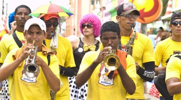 Imagem de orquestra itinerante durante o Carnaval de Olinda de 2010
