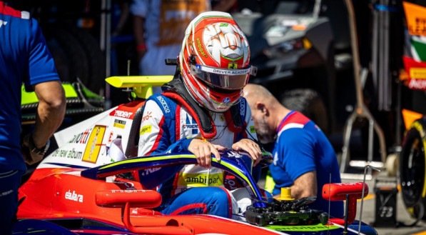 Rafael Câmara, piloto da F3, saindo do carro da Trident