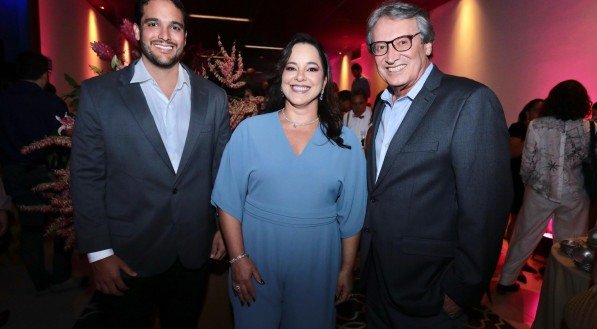 Sandra Arruda, superintendente do Tacaruna, ladeada por Marcelo Tavares de Melo e Renato Paes Mendonça, na entrega do prêmio Tacaruna Mulher