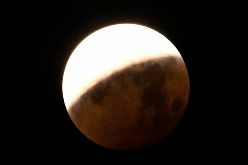 Início do eclipse total visto do México
