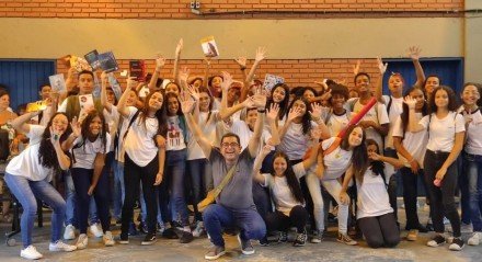 Henrique Rodrigues com jovens leitores 