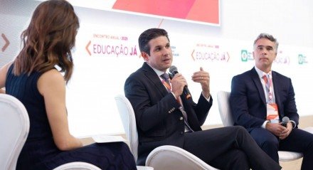 O presidente da Câmara, Hugo Motta, e o presidente da FPME, Rafael Brito, em painel mediado pela apresentadora da CNN, Elisa Veeck