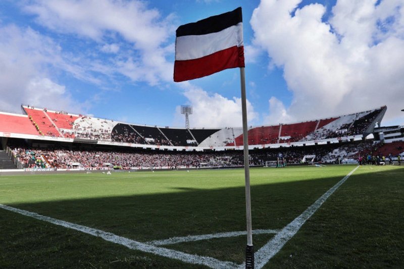 Imagem do estádio do Santa Cruz antes de um dos jogos da temporada