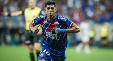 O Bahia triunfou diante do Vitória por 2x0, pela primeira partida da final do Campeonato Baiano, na Arena Fonte Nova, na noite deste domingo (16), com gols de Gabriel Xavier e Erick Pulga. As equipes se enfrentam pelo jogo de volta, no próximo domingo (23).