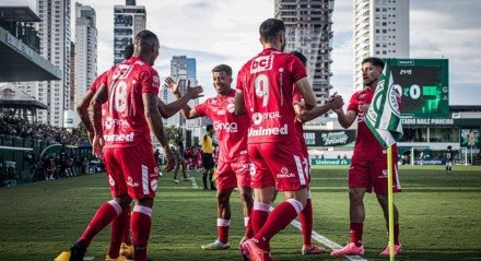 O Vila carimbou a vaga na final, já que venceu o jogo de ida por 1x0. A final será entre Vila Nova e Anápolis