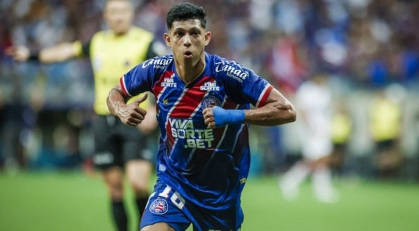 O Bahia triunfou diante do Vitória por 2x0, pela primeira partida da final do Campeonato Baiano, na Arena Fonte Nova, na noite deste domingo (16), com gols de Gabriel Xavier e Erick Pulga. As equipes se enfrentam pelo jogo de volta, no próximo domingo (23).