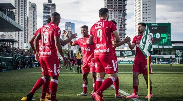 O Vila carimbou a vaga na final, já que venceu o jogo de ida por 1x0. A final será entre Vila Nova e Anápolis