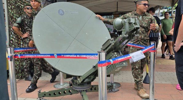 Exposição de itens tecnológicos do Exército no Recife