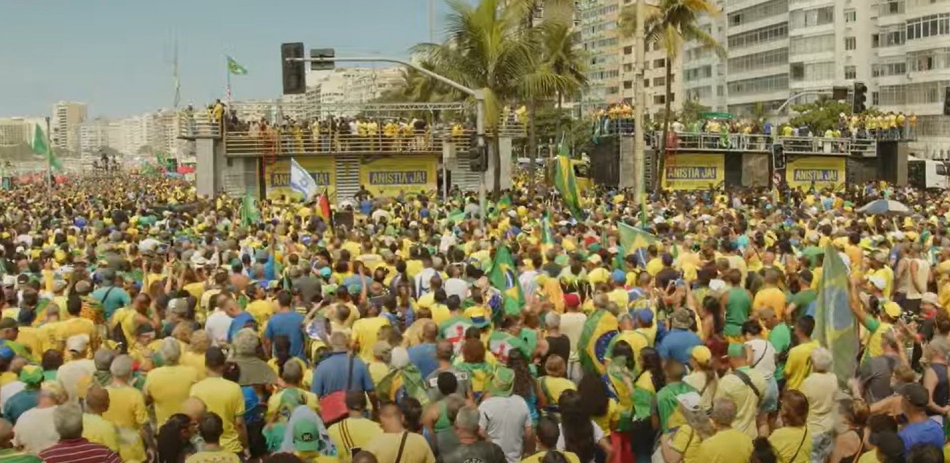 Ato de Bolsonaro reuniu milhares de apoiadores em Copacabana