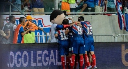 Bahia e Vitória se enfrentaram no primeiro jogo da final do Campeonato Baiano, com o Esquadrão vencendo por 2 a 0 na Arena Fonte Nova